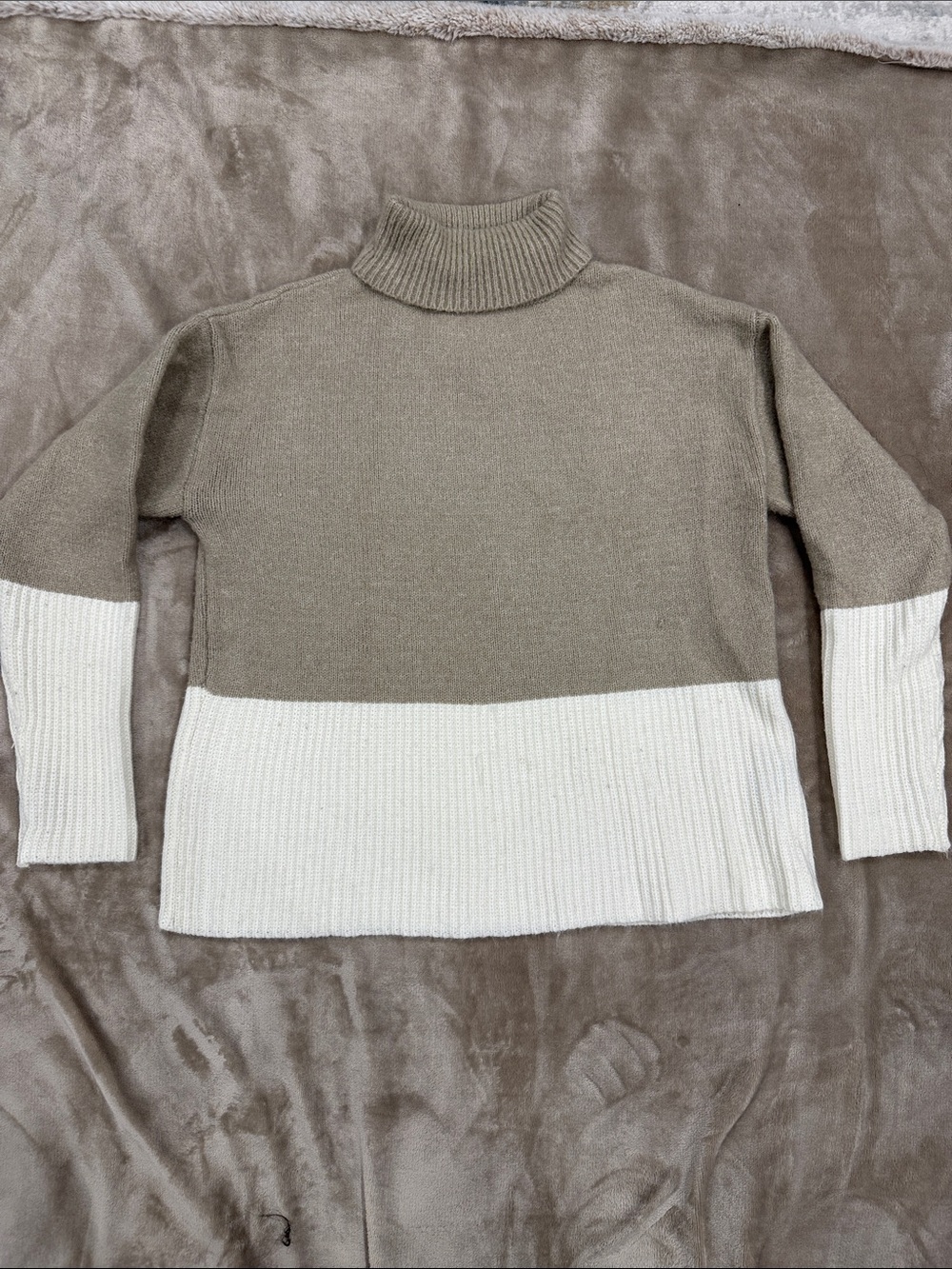 Suzy Shier Two-Tone Turtleneck Sweater in Tan & Cream
